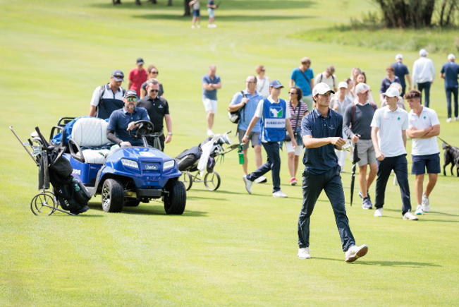 Golfspieler auf dem Weg zum nächsten Loch
